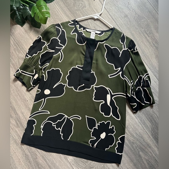 Diane Von Furstenberg Olive Green & Black Floral Print Silk Blouse size 6 - Picture 3 of 12